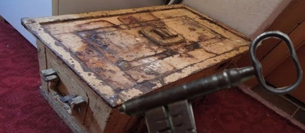 Κληρονόμησε ένα σκουριασμένο σεντούκι! Μόλις όμως το άνοιξε ανακάλυψε κάτι σοκαριστικό (βίντεο)